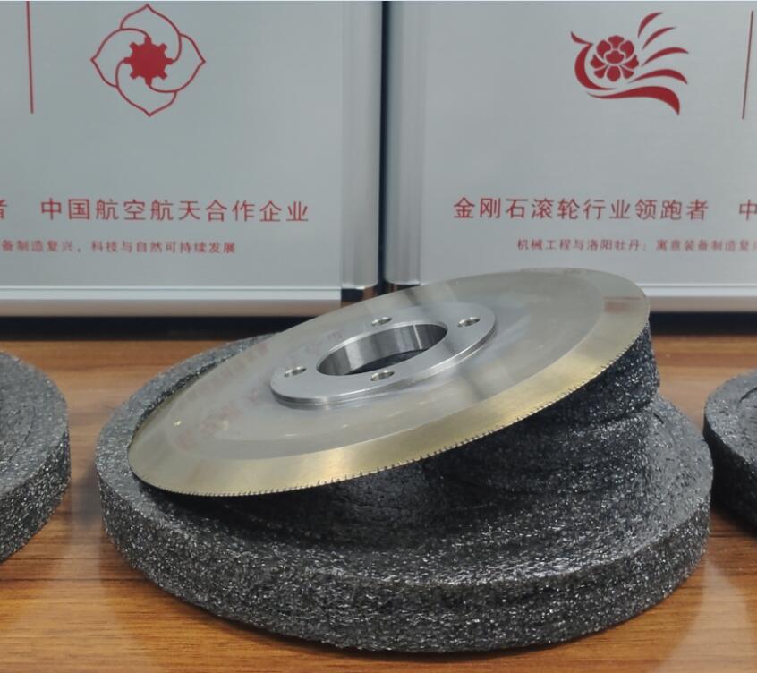 金剛石滾輪的種類有哪些？生產(chǎn)加工應(yīng)注意哪些？華菱一篇文章告訴你